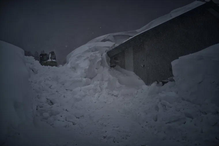 Ako mislite da snijeg nama stvara probleme, čekajte da vidite kako ovdje žive: I to im je normalno!