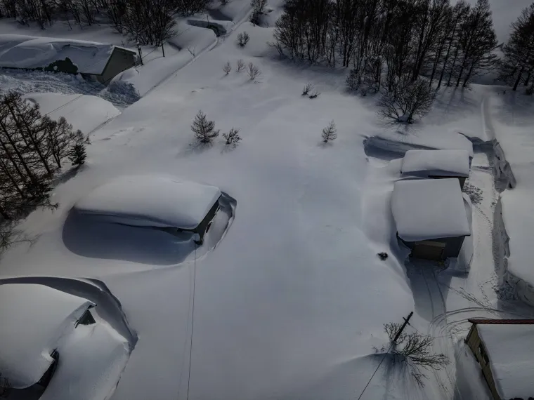 Ako mislite da snijeg nama stvara probleme, čekajte da vidite kako ovdje žive: I to im je normalno!