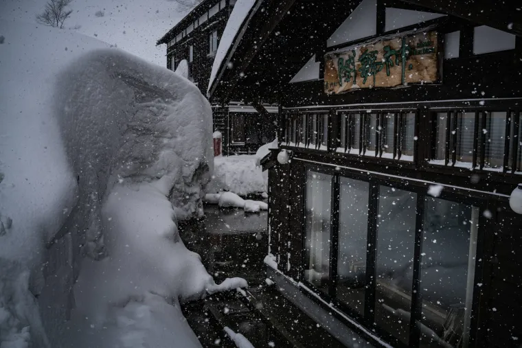 Ako mislite da snijeg nama stvara probleme, čekajte da vidite kako ovdje žive: I to im je normalno!