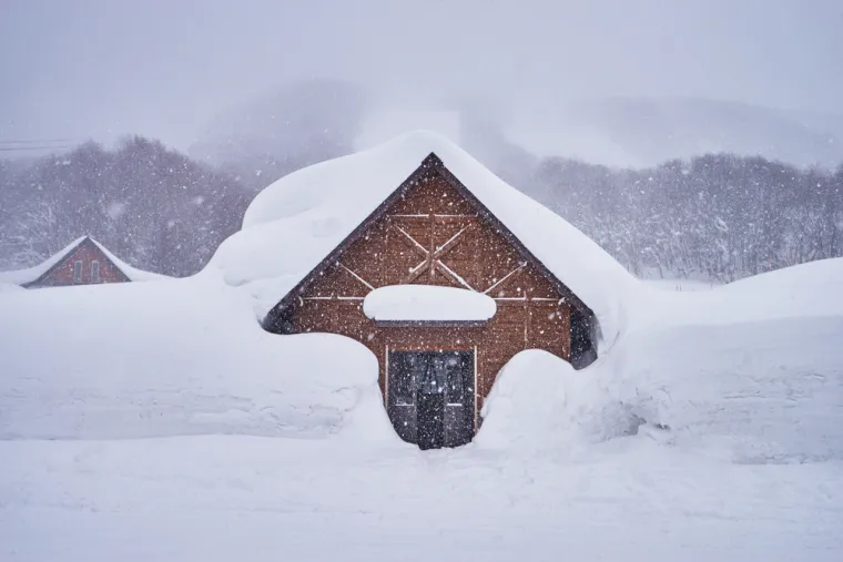 Ako mislite da snijeg nama stvara probleme, čekajte da vidite kako ovdje žive: I to im je normalno!