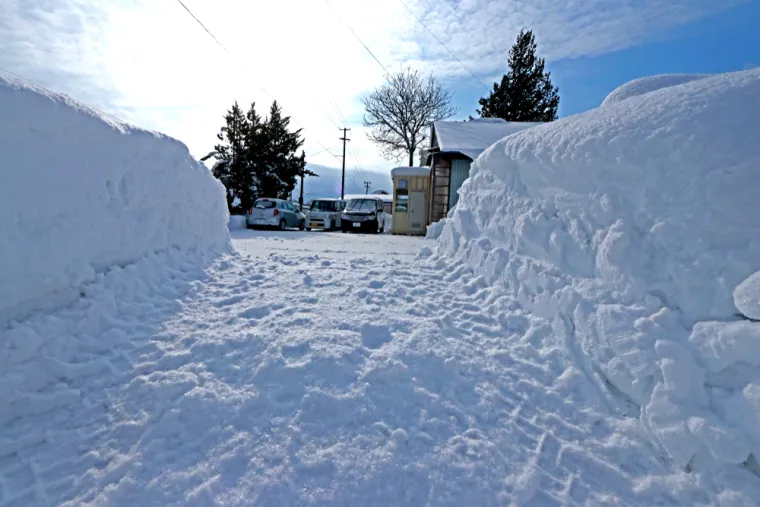 Ako mislite da snijeg nama stvara probleme, čekajte da vidite kako ovdje žive: I to im je normalno!
