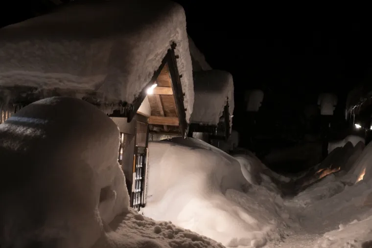Ako mislite da snijeg nama stvara probleme, čekajte da vidite kako ovdje žive: I to im je normalno!