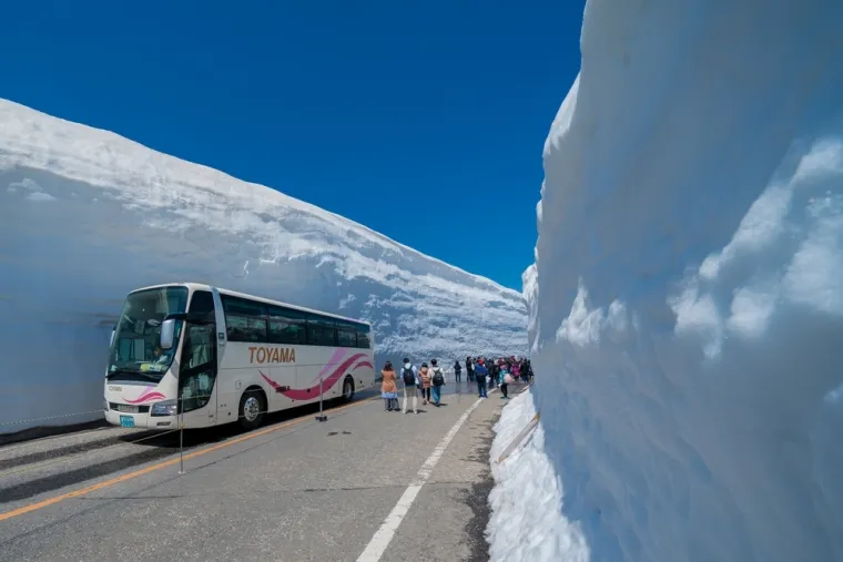 Ako mislite da snijeg nama stvara probleme, čekajte da vidite kako ovdje žive: I to im je normalno!