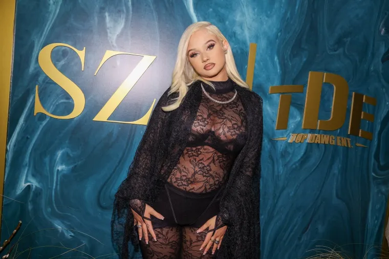 Tata joj kupuje seksi rublje, a ona provocira goli&scaron;avim objavama: Tko je zapravo Alabama Barker?