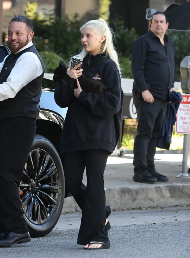 Tata joj kupuje seksi rublje, a ona provocira goli&scaron;avim objavama: Tko je zapravo Alabama Barker?