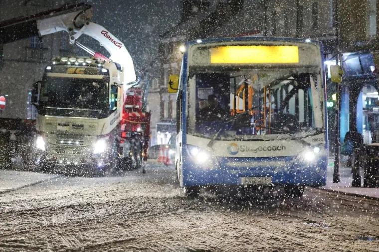 Pogodila ih je žestoka oluja: Sru&scaron;ena drveća i dalekovodi, ljudi bez struje...