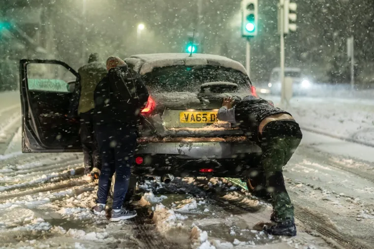 Pogodila ih je žestoka oluja: Sru&scaron;ena drveća i dalekovodi, ljudi bez struje...