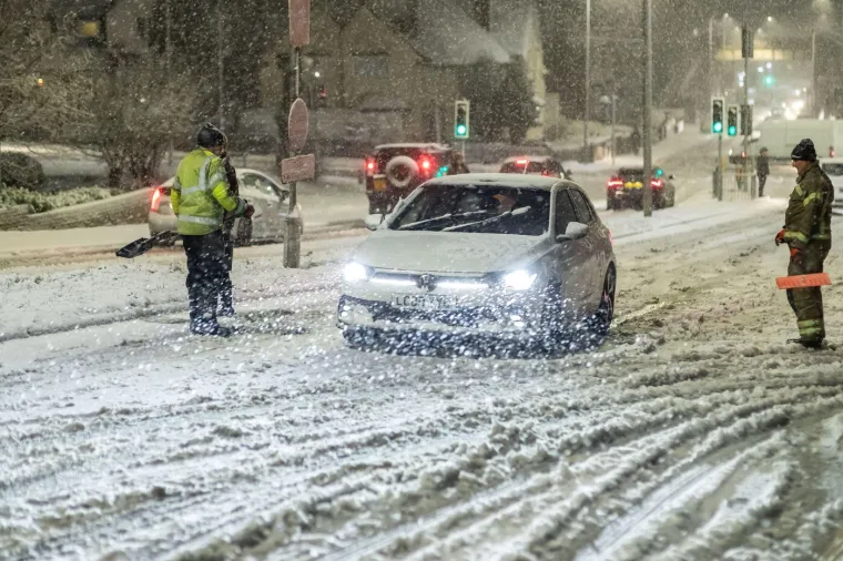 Pogodila ih je žestoka oluja: Sru&scaron;ena drveća i dalekovodi, ljudi bez struje...
