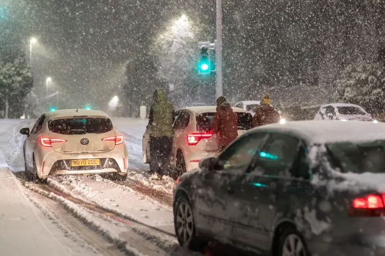 Pogodila ih je žestoka oluja: Sru&scaron;ena drveća i dalekovodi, ljudi bez struje...