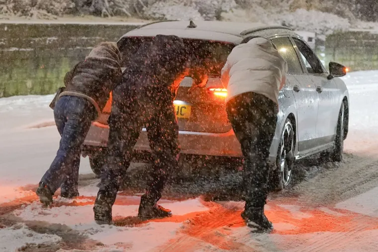 Pogodila ih je žestoka oluja: Sru&scaron;ena drveća i dalekovodi, ljudi bez struje...