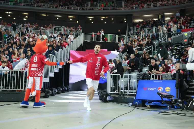 Blizanke ukrale pažnju u Areni Zagreb: Kamera uhvatila &scaron;to su radile na tribini