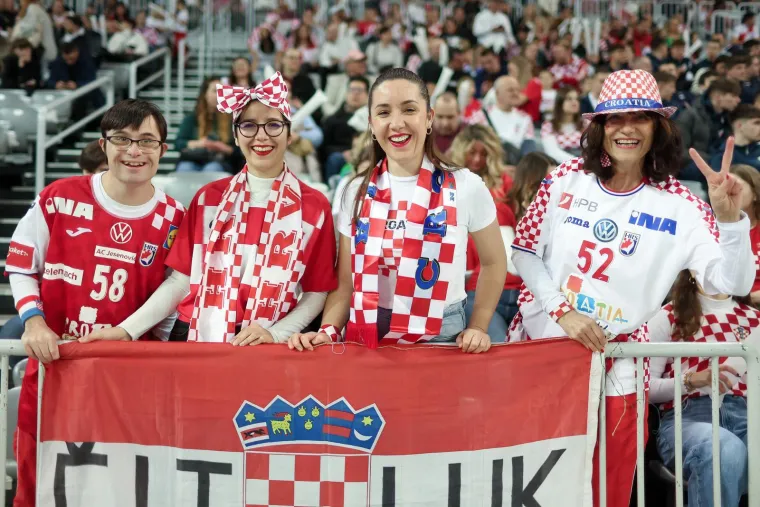 Blizanke ukrale pažnju u Areni Zagreb: Kamera uhvatila &scaron;to su radile na tribini