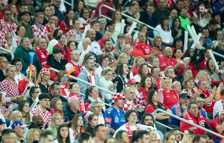 Blizanke ukrale pažnju u Areni Zagreb: Kamera uhvatila &scaron;to su radile na tribini