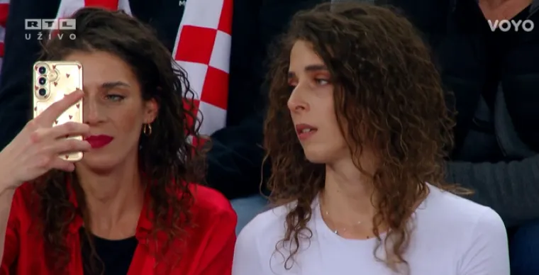 Blizanke ukrale pažnju u Areni Zagreb: Kamera uhvatila &scaron;to su radile na tribini