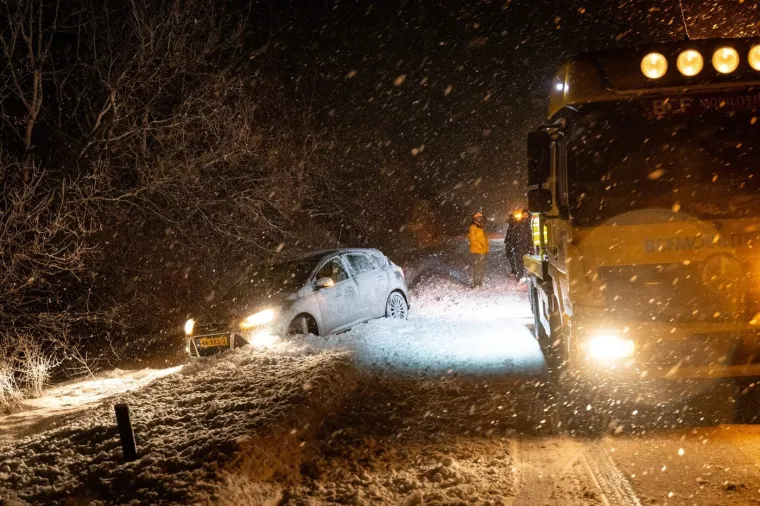 Pogodila ih je žestoka oluja: Sru&scaron;ena drveća i dalekovodi, ljudi bez struje...