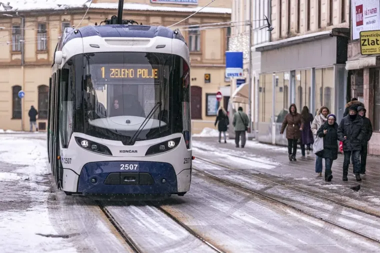Osječani novu godinu započeli aktivno: Djevojka na biciklu ne boji se leda i zime