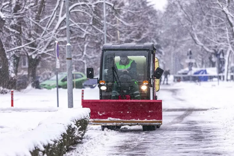 Osječani novu godinu započeli aktivno: Djevojka na biciklu ne boji se leda i zime