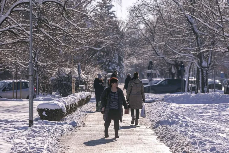 Osječani novu godinu započeli aktivno: Djevojka na biciklu ne boji se leda i zime