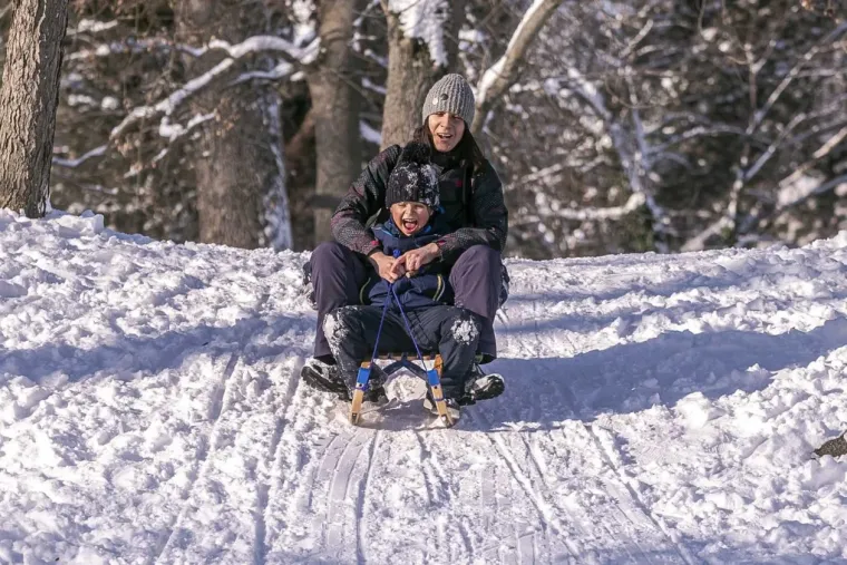 Osječani novu godinu započeli aktivno: Djevojka na biciklu ne boji se leda i zime