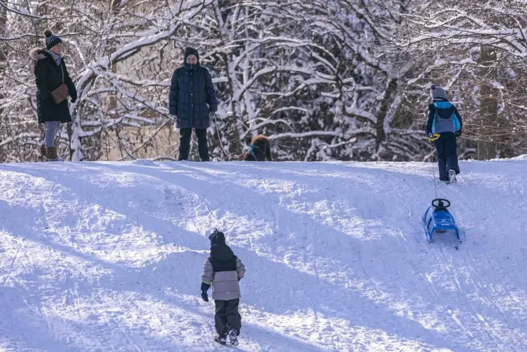 Osječani novu godinu započeli aktivno: Djevojka na biciklu ne boji se leda i zime
