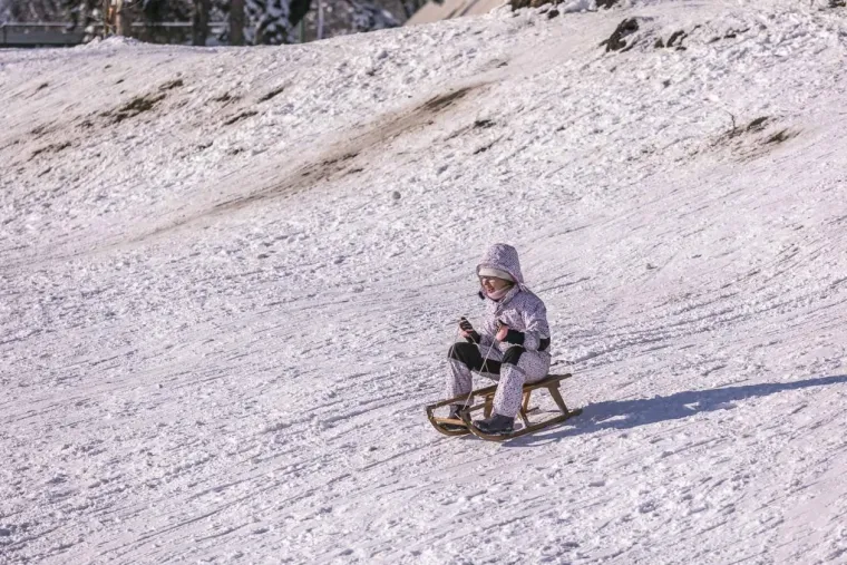 Osječani novu godinu započeli aktivno: Djevojka na biciklu ne boji se leda i zime