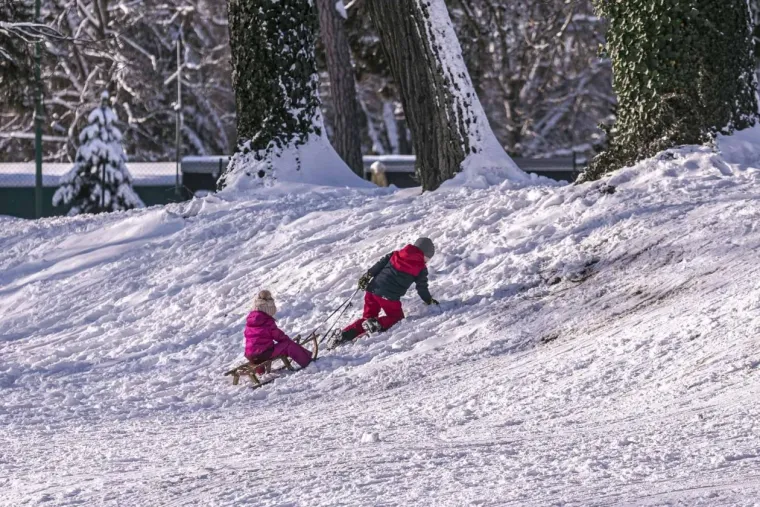 Osječani novu godinu započeli aktivno: Djevojka na biciklu ne boji se leda i zime
