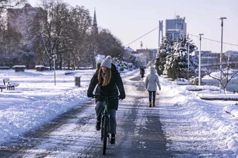 Osječani novu godinu započeli aktivno: Djevojka na biciklu ne boji se leda i zime
