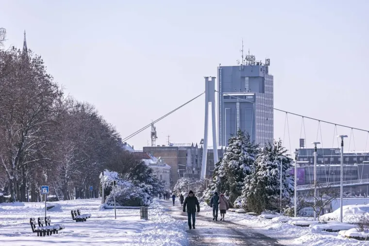 Osječani novu godinu započeli aktivno: Djevojka na biciklu ne boji se leda i zime