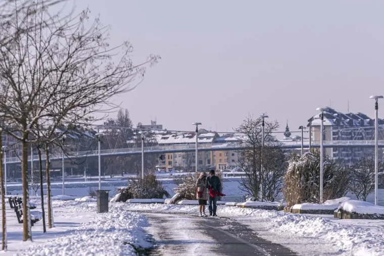 Osječani novu godinu započeli aktivno: Djevojka na biciklu ne boji se leda i zime