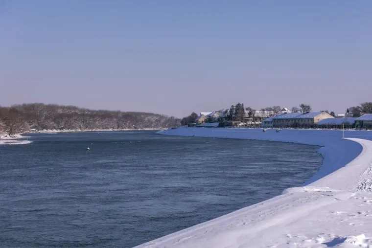Osječani novu godinu započeli aktivno: Djevojka na biciklu ne boji se leda i zime