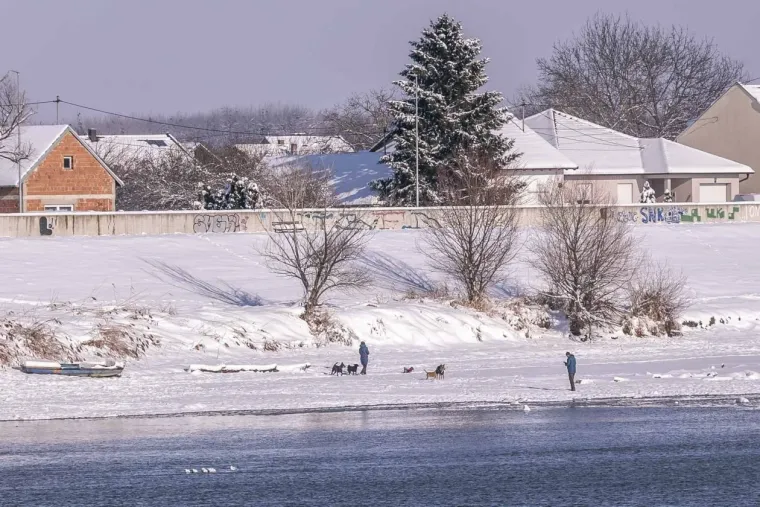 Osječani novu godinu započeli aktivno: Djevojka na biciklu ne boji se leda i zime