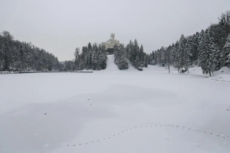 Bajkoviti prizori dvorca Trako&scaron;ćan pod snijegom kao da su ispali iz slikovnice