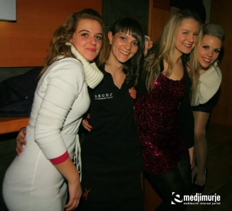 Ovako su Međimurci dočekali 2012.: Pogledajte elegantne kombinacije lijepih djevojaka