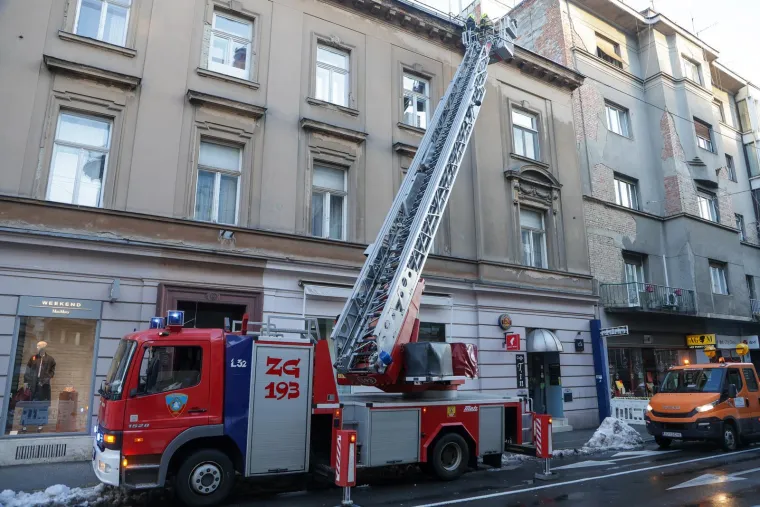 Ova gromada je pala sa zgrade u centru Zagreba! Na terenu vatrogasci i policija