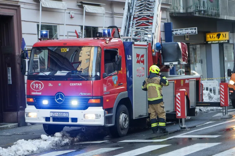 Ova gromada je pala sa zgrade u centru Zagreba! Na terenu vatrogasci i policija