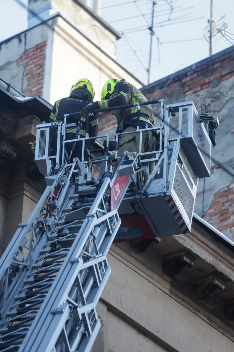 Ova gromada je pala sa zgrade u centru Zagreba! Na terenu vatrogasci i policija