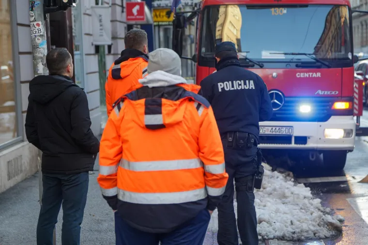 Ova gromada je pala sa zgrade u centru Zagreba! Na terenu vatrogasci i policija