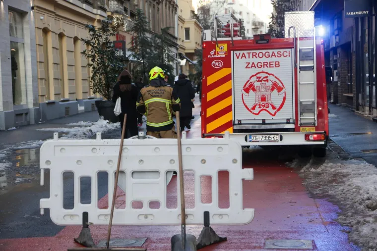 Ova gromada je pala sa zgrade u centru Zagreba! Na terenu vatrogasci i policija