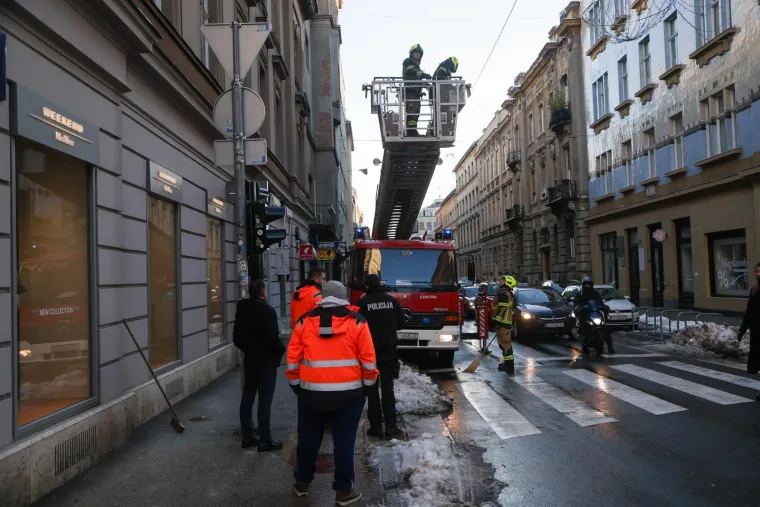 Ova gromada je pala sa zgrade u centru Zagreba! Na terenu vatrogasci i policija