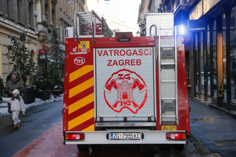 Ova gromada je pala sa zgrade u centru Zagreba! Na terenu vatrogasci i policija
