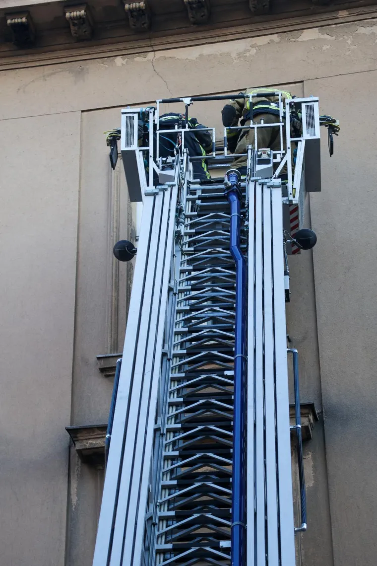 Ova gromada je pala sa zgrade u centru Zagreba! Na terenu vatrogasci i policija