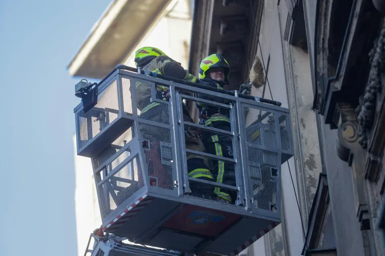Ova gromada je pala sa zgrade u centru Zagreba! Na terenu vatrogasci i policija