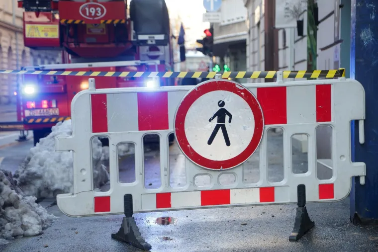Ova gromada je pala sa zgrade u centru Zagreba! Na terenu vatrogasci i policija