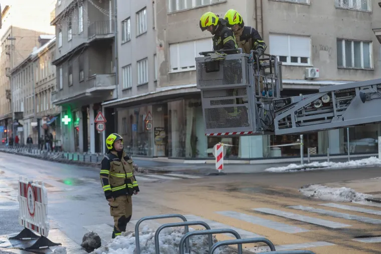 Ova gromada je pala sa zgrade u centru Zagreba! Na terenu vatrogasci i policija
