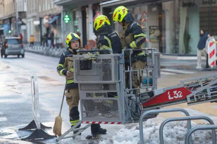 Ova gromada je pala sa zgrade u centru Zagreba! Na terenu vatrogasci i policija