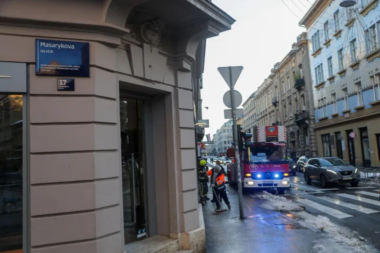 Ova gromada je pala sa zgrade u centru Zagreba! Na terenu vatrogasci i policija