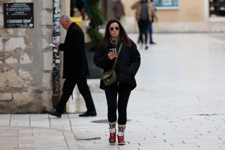 Dok se drugi smrzavaju zbog minusa, u Zadru se nose minice: Ljepotica u bundi pokorila &scaron;picu