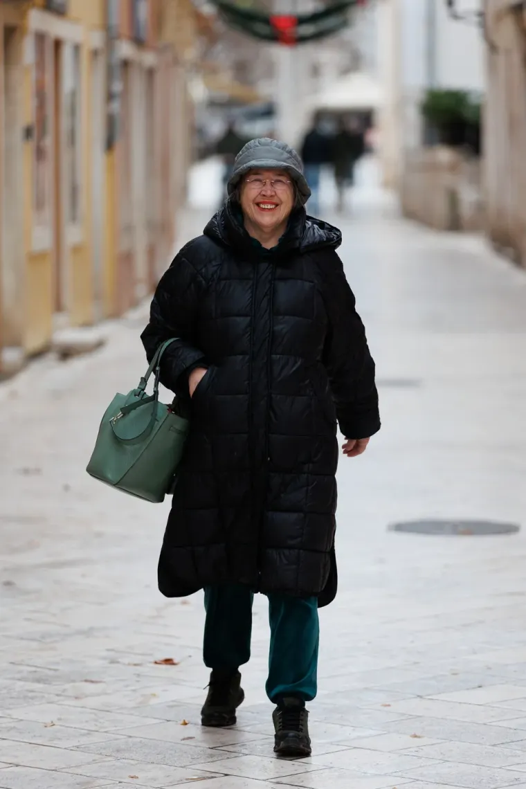 Dok se drugi smrzavaju zbog minusa, u Zadru se nose minice: Ljepotica u bundi pokorila &scaron;picu