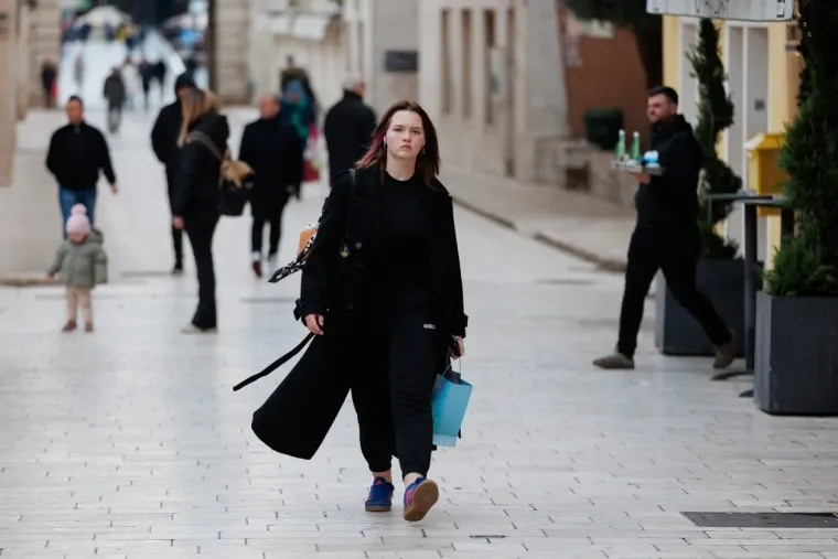 Dok se drugi smrzavaju zbog minusa, u Zadru se nose minice: Ljepotica u bundi pokorila &scaron;picu