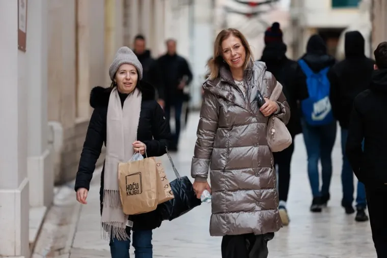 Dok se drugi smrzavaju zbog minusa, u Zadru se nose minice: Ljepotica u bundi pokorila &scaron;picu